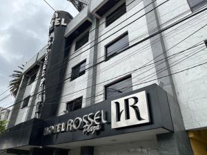 墨西哥城Hotel Rossel Plaza的建筑物侧面的标志