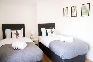 A bed or beds in a room at St Johns Hse, 3 BR, Sleeps 6, FREE Parking, Contractor, WiFi, Kitchen, Garden