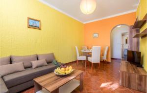 sala de estar con sofá y mesa en Lovely Apartment In Lukovo Sugarje With Kitchen, en Barić Draga