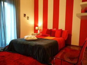 een slaapkamer met een bed met rode en witte strepen bij Villa Ria 