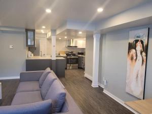 uma sala de estar com um sofá e uma cozinha em QUIET Appartment near Montreal CITQ 3O9764 em Longueuil