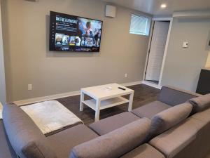 TV a/nebo společenská místnost v ubytování QUIET Appartment near Montreal CITQ 3O9764