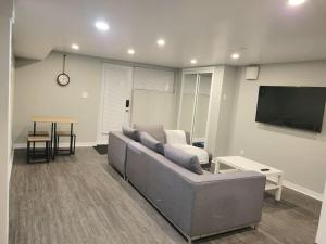 TV a/nebo společenská místnost v ubytování QUIET Appartment near Montreal CITQ 3O9764