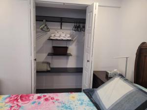 Postel nebo postele na pokoji v ubytování QUIET Appartment near Montreal CITQ 3O9764