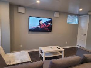 TV a/nebo společenská místnost v ubytování QUIET Appartment near Montreal CITQ 3O9764