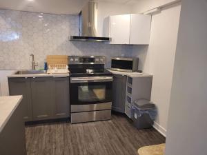 Kuchyň nebo kuchyňský kout v ubytování QUIET Appartment near Montreal CITQ 3O9764