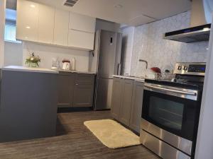 Kuchyň nebo kuchyňský kout v ubytování QUIET Appartment near Montreal CITQ 3O9764