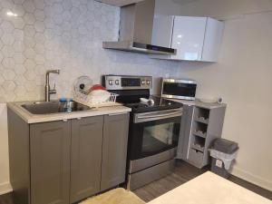 Kuchyň nebo kuchyňský kout v ubytování QUIET Appartment near Montreal CITQ 3O9764