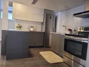 Kuchyň nebo kuchyňský kout v ubytování QUIET Appartment near Montreal CITQ 3O9764