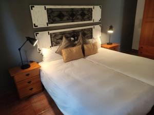 クエンカにあるRural Arco Irisのベッドルーム1室(大きな白いベッド1台、枕2つ付)