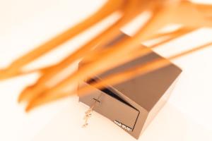 une paire de ciseaux ouvrant une boîte avec des flammes dans l'établissement Pfälzer Herzel, à Neustadt an der Weinstraße