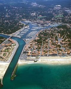 een luchtzicht op een stad en een rivier bij Villa patio classée proche océan in Capbreton