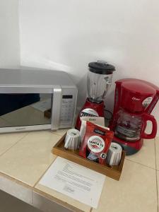 eine Küchentheke mit einem Mixer und einer Mikrowelle in der Unterkunft HB Alebrijes SC in Lachiraguigú