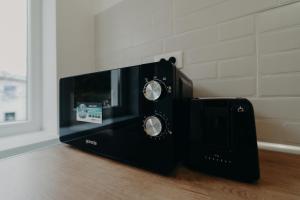 a microwave oven sitting on top of a wooden floor at Apartamentul Galben in Vatra Dornei