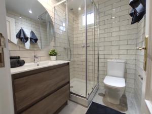 A bathroom at Precioso apartamento en Puente Vallecas, Madrid.