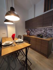 a kitchen with a wooden table with chairs and a sink at Precioso apartamento en Puente Vallecas, Madrid. in Madrid