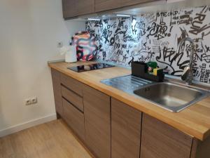 A kitchen or kitchenette at Precioso apartamento en Puente Vallecas, Madrid.