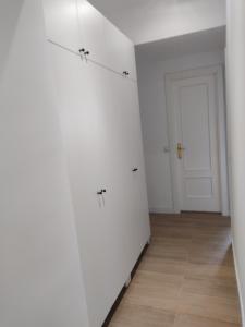 an empty room with white walls and a wooden floor at Precioso apartamento en Puente Vallecas, Madrid. in Madrid