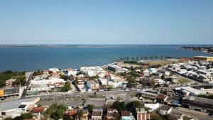 uma vista aérea de uma cidade junto à água em Ver a Vista Hotel em Araruama