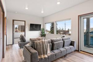 un soggiorno con divano e 2 sedie di Brand New 2 Bd 2 Bth Near DT and Perry District a Spokane