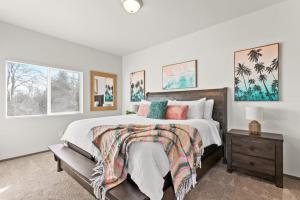 um quarto branco com uma cama grande e uma mesa de cabeceira em Very New 2 Bed 2 Bath Near DT and Perry District em Spokane