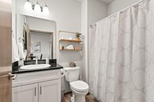 Koupelna v ubytování Very New 2 Bed 2 Bath Near DT and Perry District + 23 fotografií