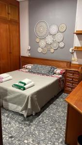1 dormitorio con 1 cama con placas en la pared en TORREPEREA- Piso completo, en Jaén