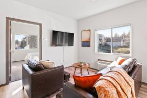 un soggiorno con divano e TV di New 2 Bed 2 Bath Near Perry Dist and DT a Spokane