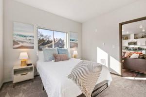 een witte slaapkamer met een bed en een groot raam bij New 2 Bed 2 Bath Near Perry Dist and DT in Spokane