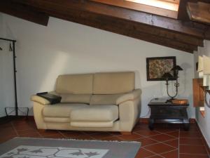 sala de estar con sofá y mesa en A Flor Da Rosa, en Crato