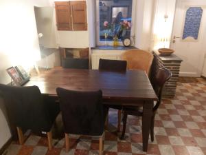 特鎮的住宿－Vakantiehuis Ardennen les Forges, Chevron，一间带木桌和椅子的用餐室