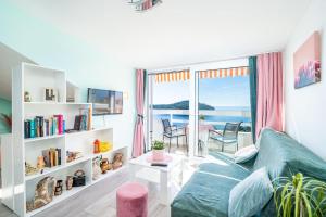 - un salon avec un canapé et une vue sur l'océan dans l'établissement Apartment Ingrid, à Dubrovnik
