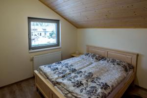 1 dormitorio con cama y ventana en Apartmán Elizabeth, en Krahule