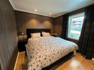 a bedroom with a bed and a window at Bualie Golsfjellet in Gol