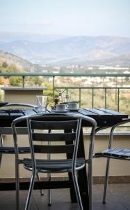 een tafel en stoelen op een balkon met uitzicht bij family house in Nafplio in Nafplio