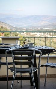 stół i krzesła na balkonie z widokiem w obiekcie family house in Nafplio w Nauplionie