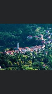 una vista aérea de una ciudad con una ciudad en Bilocale Mirella, en Carro