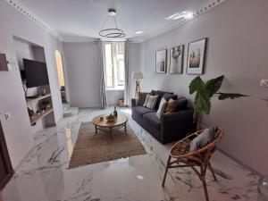 sala de estar con sofá y mesa en Proche mer, vieille ville. Luxueux appartement en Villefranche-sur-Mer