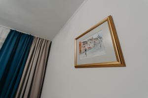 ヴァトラ・ドルネイにあるApartamentul Albastruの幕の横に掛けられた絵