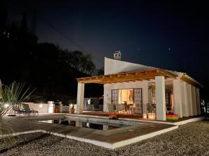 ein weißes Haus mit einem Pool davor in der Unterkunft Casa Calmante - Stunning 3-bedroom Villa with Private Pool in Cómpeta + 73 Fotos