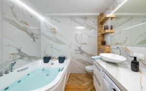 A bathroom at Apartament Akademicka Jacuzzi Centrum