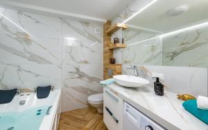A bathroom at Apartament Akademicka Jacuzzi Centrum