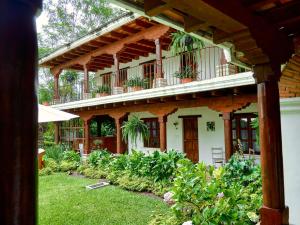 - Vistas al exterior de una casa con balcón en Hotel Cacique Real en Antigua Guatemala