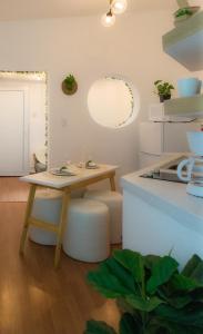 stół i stołek w kuchni z lustrem w obiekcie Cozy Apartment I w mieście Gwatemala