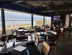 un restaurante con mesas y sillas y una gran ventana en St. Clair Inn, 