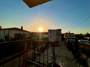 Η ανατολή ή δύση του ηλίου όπως φαίνεται από αυτός ο ξενώνας ή από εκεί κοντά
