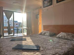 Ένα ή περισσότερα κρεβάτια σε δωμάτιο στο Smile Guesthouse