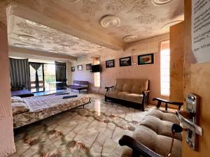 Smile Guesthouse في تبليسي: غرفة معيشة كبيرة مع أريكة