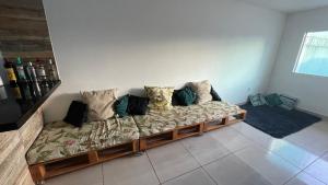 カボ・フリオにあるCasa Duplex 2 quartos com amplo quintalのリビングルーム(ソファ、枕付) +30枚の写真