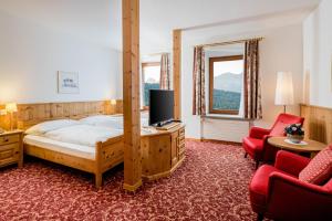 TV a/nebo společenská místnost v ubytování Hotel Engadinerhof Pontresina